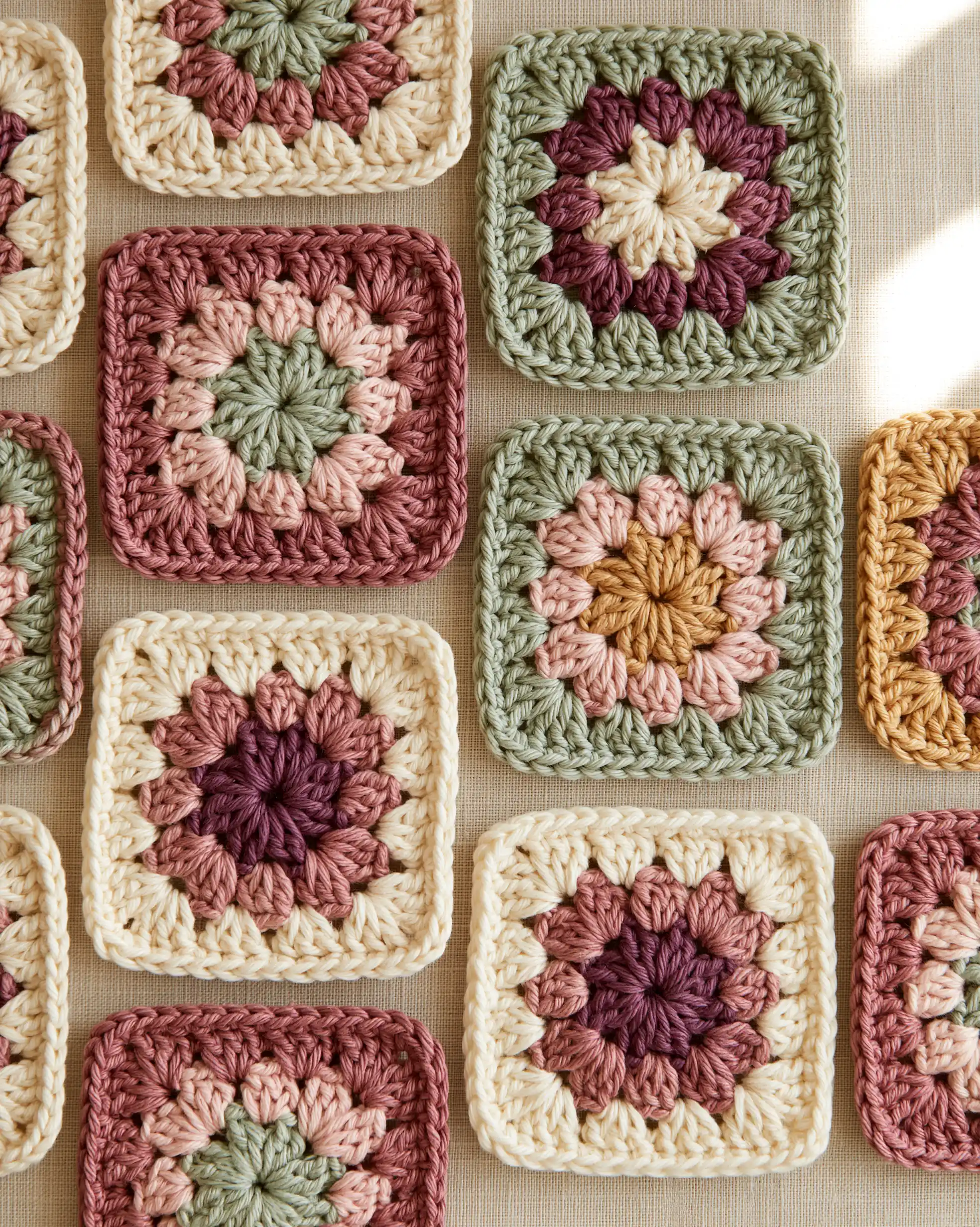 Moderne Granny Squares in sanften Farben